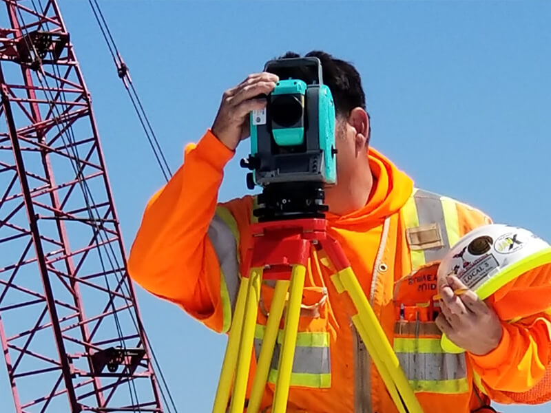 Team von Elektrikern im Gespräch